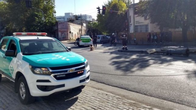 se cayo una columna de alumbrado en pleno barrio hipodromo y destrozo un auto