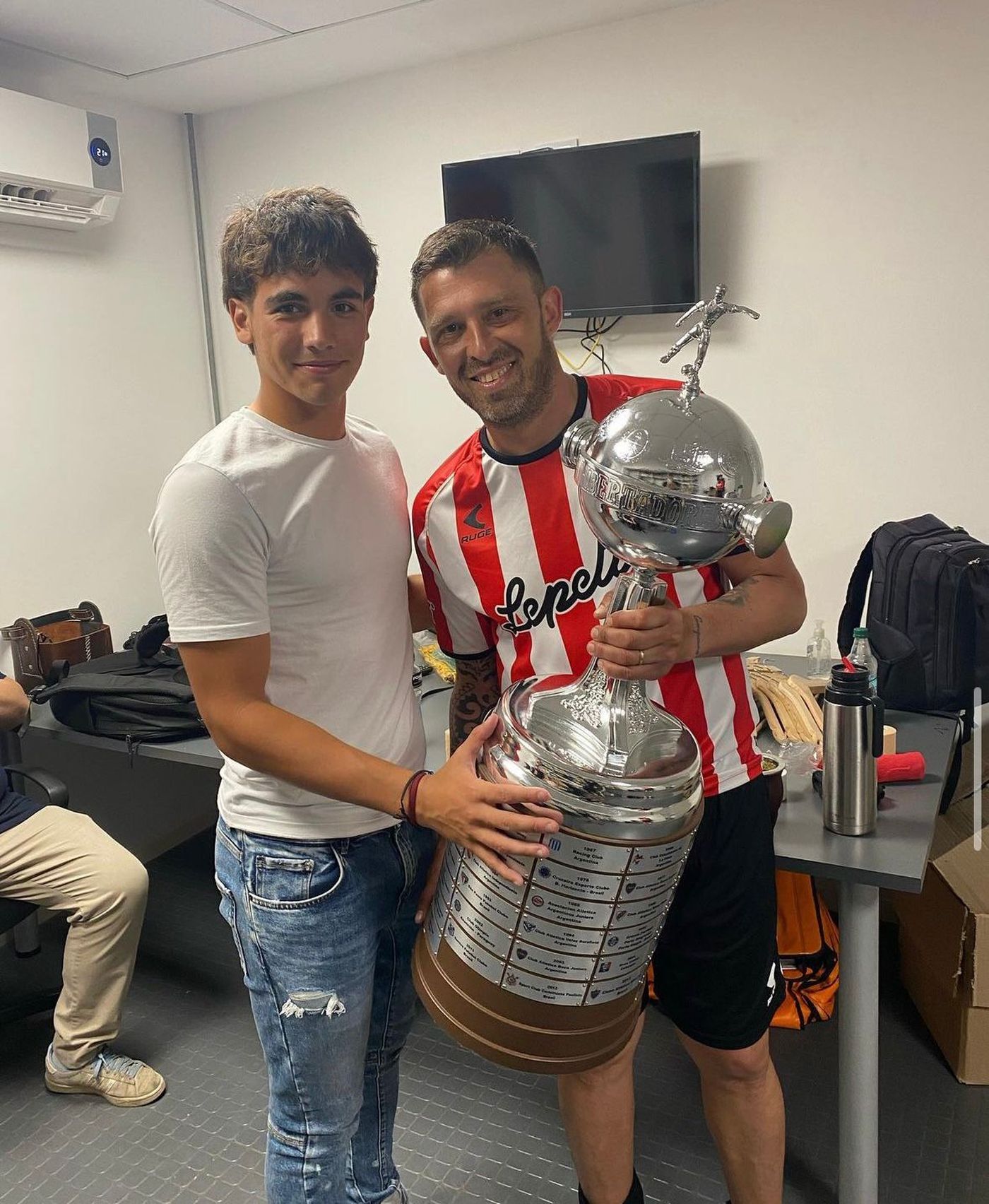 Bautista junto a su papá Leandro Benítez, posan con la Copa Libertadores Bautista junto a su papá Leandro Benítez, posan con la Copa Libertadores