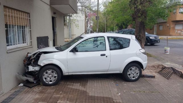 se descompenso, perdio el control del auto y se estrello contra una casa en la plata