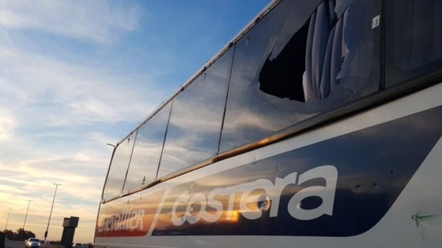 un costera que viajaba a la plata fue atacado a piedrazos y hay dos heridos