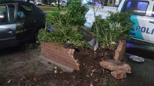 choco contra un cantero y termino impactando contra un comercio en el centro de la plata