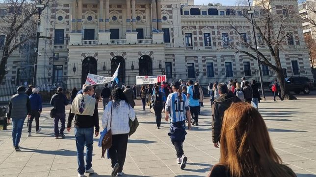 trabajadores de una cooperativa textil marcharon al ministerio de salud y a la gobernacion