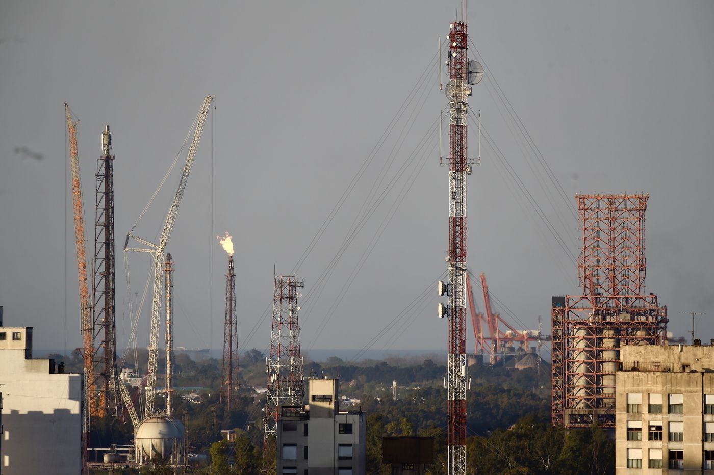 Antenas vista aereas petroquimica YPF puerto La plata .jpg