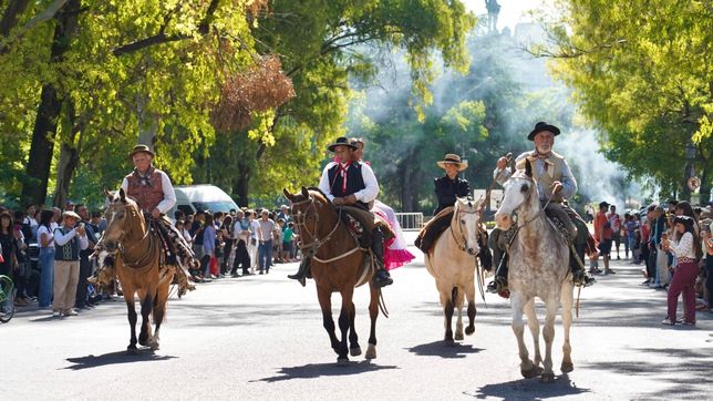 la plata cerro el mes de la tradicion con un multitudinario pericon y un impresionante desfile criollo