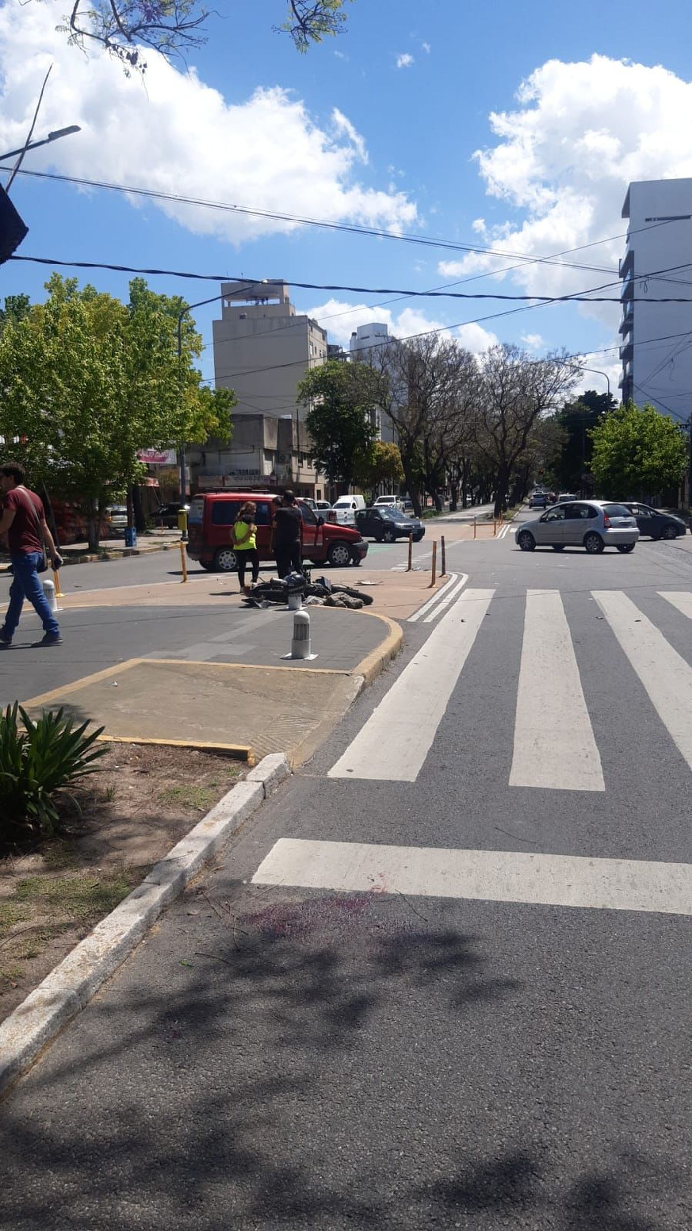La motociclista fue trasladada de urgencia al hospital San Martín de La Plata. La motociclista fue trasladada de urgencia al hospital San Martín de La Plata.