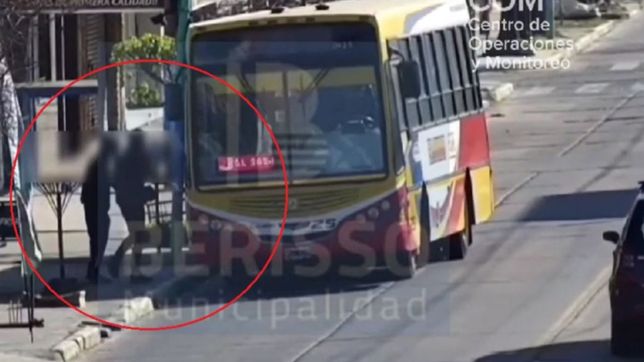 video: intentaron robar un comercio y escapar en micro pero fueron detenidos