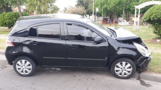 robaron un auto, huyeron, chocaron con dos autos estacionados y terminaron presos