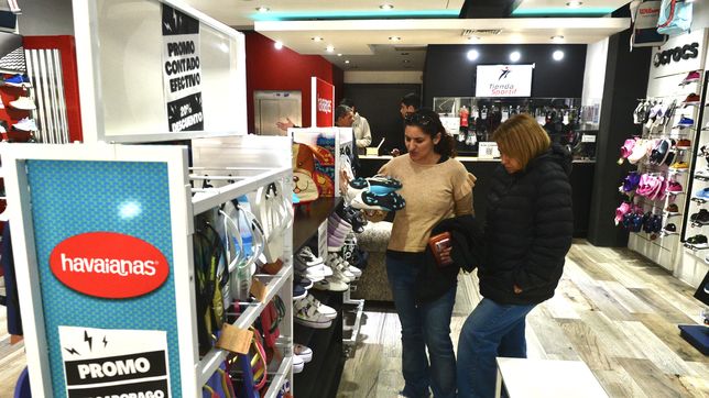 todas las ofertas del local de venta de zapatillas que cierra en la plata y remata sus productos