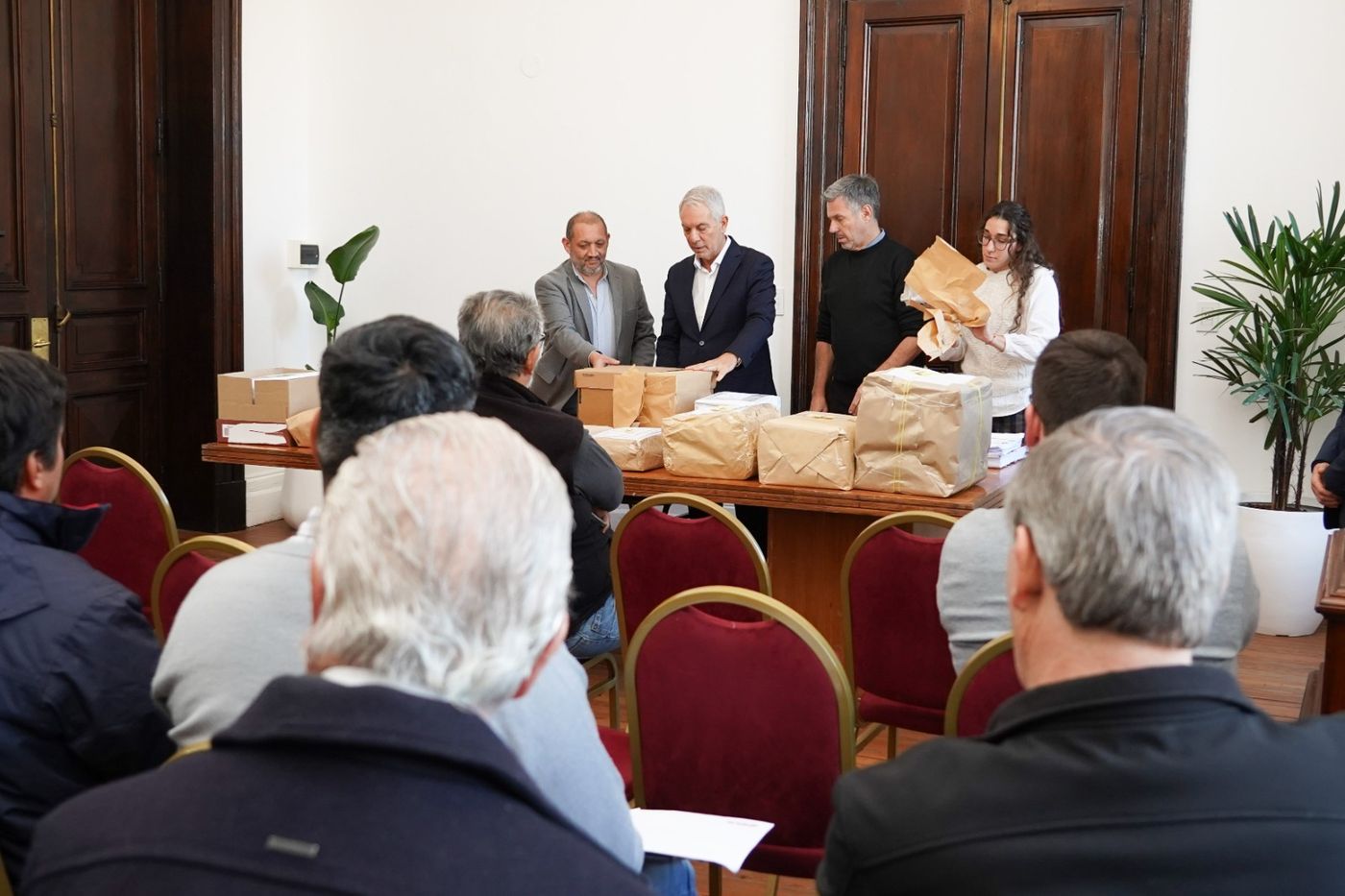 La apertura de sobre de la licitación de las obras en el Parque Saavedra se realizó en el Salón Blanco de la Municipalidad de La Plata