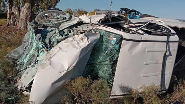 despiste, vuelco y milagro en ruta 2: un hombre en grave estado fue internado en la plata