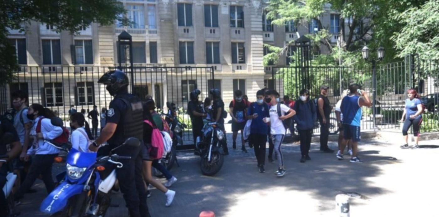 Incidentes en el Colegio nacional con la UOCRA