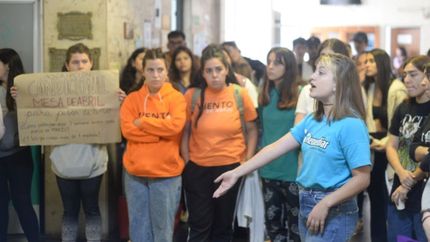 Estudiantes de Medicina reclamaron frente a la facultad por políticas de permanencia