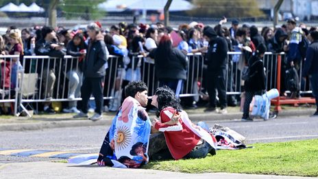 Se acerca la hora del show de BTS y crece la expectativa por la apertura de las puertas