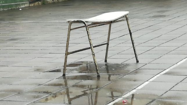 denuncian que rebalso la cloaca de una escuela platense: los nenes juegan sobre la caca