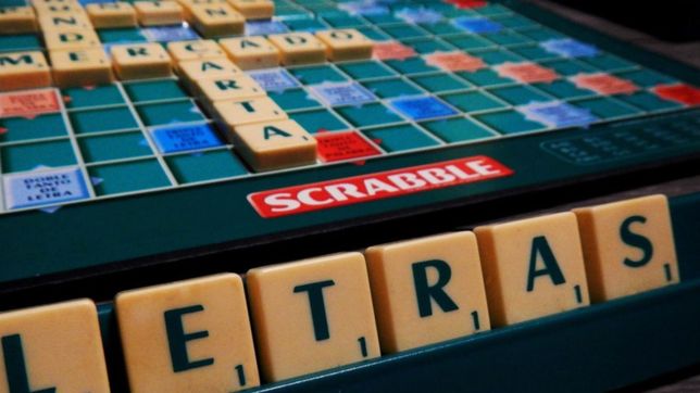 fichas, diccionarios y palabras: fanaticos del scrabble se reunen para jugar y aprender