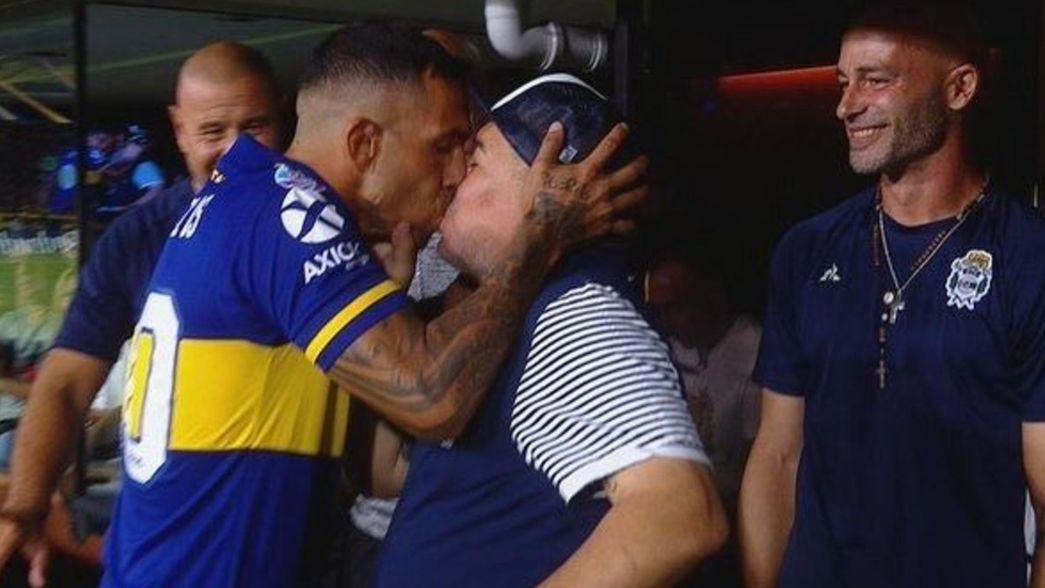 Boca - Gimnasia: así fue el emotivo encuentro y “pico” entre Maradona y Tevez
