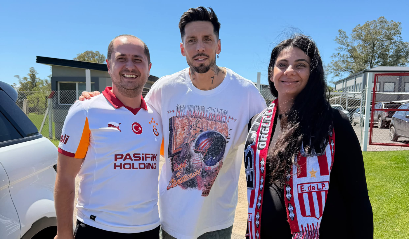 Jos&eacute; Sosa junto a los hinchas del Galatasaray.