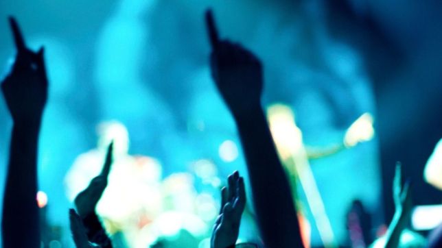 anunciaron una fiesta con mas de 150 personas, la denunciaron y cayo la policia