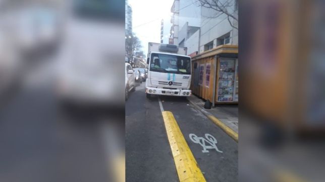otra ciclista indignada con los camiones que estacionan sobre las bicisendas de calle 12