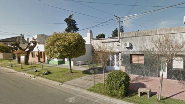 persiguio a su madre totalmente desnudo y salio a la calle a los gritos: termino detenido