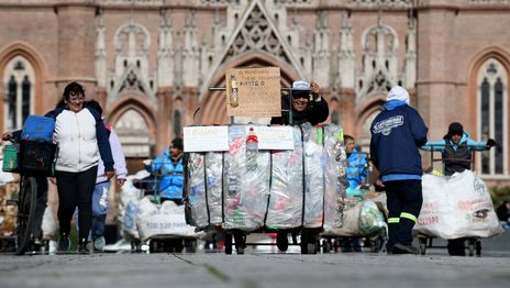 Las cooperativas de recicladores coparon Plaza Moreno y reclamaron por sus puestos de trabajo mostrando qué hacen