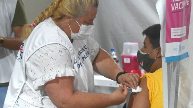 corte, protesta y polemica por el supuesto cierre de un vacunatorio en la plata