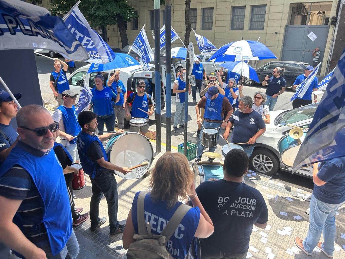 El reclamo en la sede de Gimnasia.