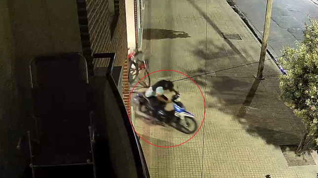 un vecino de villa elvira enfrento a dos ladrones pero no pudo evitar el robo de una moto