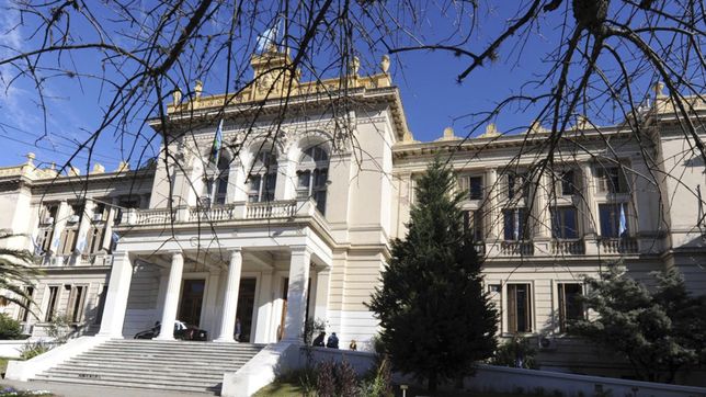 ordenan entregar el titulo secundario sin leyendas discriminatorias a dos discapacitados