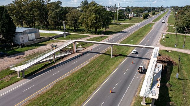 aubasa construye puentes peatonales y refugios en la ruta 2 a la altura de la plata