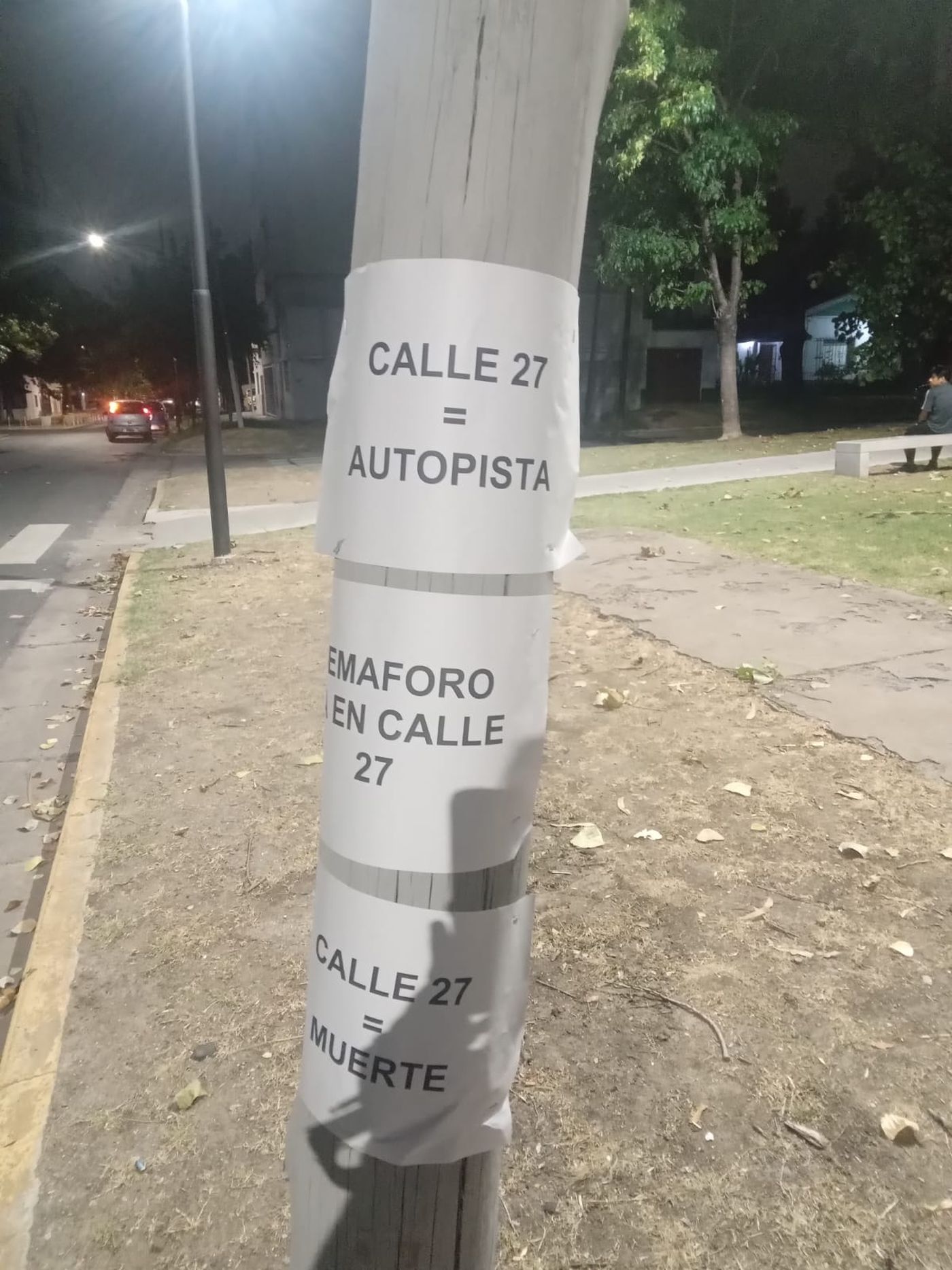 Los carteles que los vecinos pegaron en el Parque San Mart&iacute;n