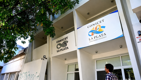 El Conicet frenó las prórrogas de becas posdoctorales y crece la preocupación entre investigadores de La Plata