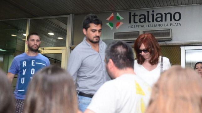 cristina kirchner despidio a su madre en el hospital italiano y se fue para cuba