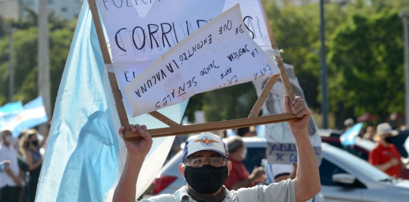 Marcha en Plaza Moreno para pedir la renuncia de los vacunados VIP