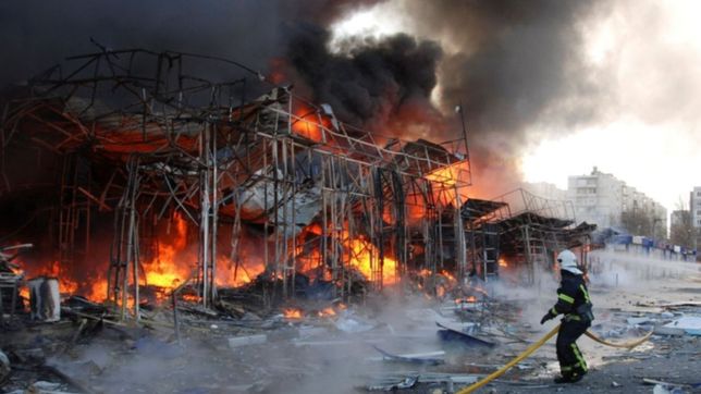 rusia bombardeo una refineria y deposito de combustible en una ciudad de ucrania