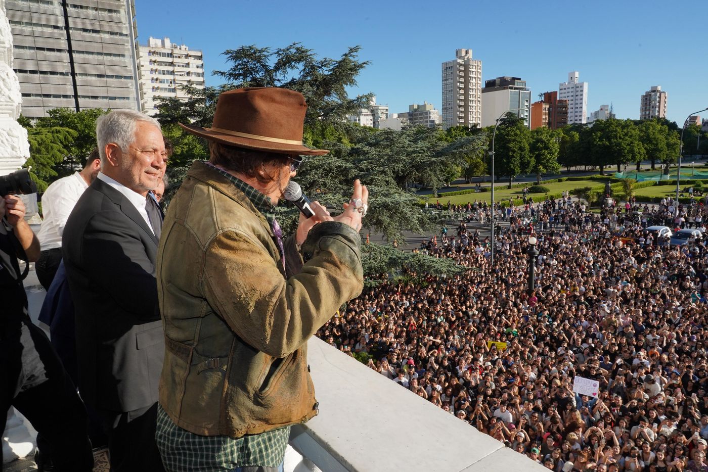 Cientos de platenses se concentraron en el balcón de la Municipalidad de La Plata para ver a Johnny Depp salir al balcón