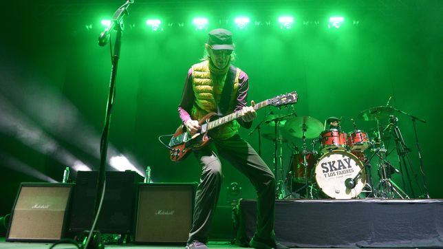 la dedicatoria de skay al indio solari durante su show en el hipodromo de la plata