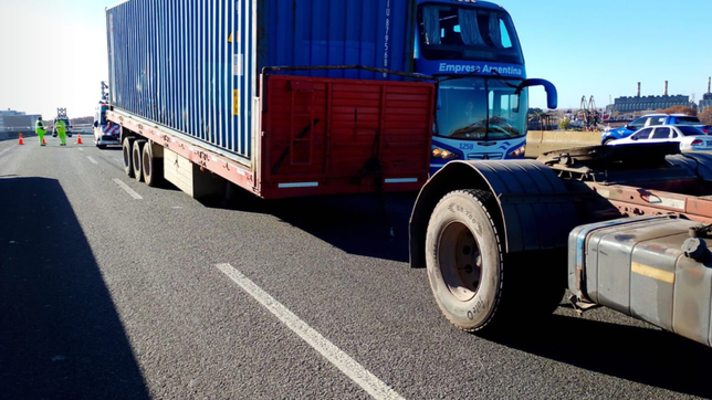 el semirremolque de un camion se desprendio en la autopista y el transito esta afectado