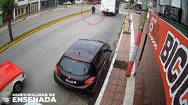 un motociclista termino en el techo de un auto tras un brutal accidente en ensenada un motociclista termino en el techo de un auto tras un brutal accidente en ensenada
