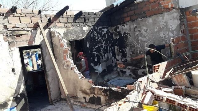 una familia de la plata quedo en la calle tras un voraz incendio que destruyo su casa