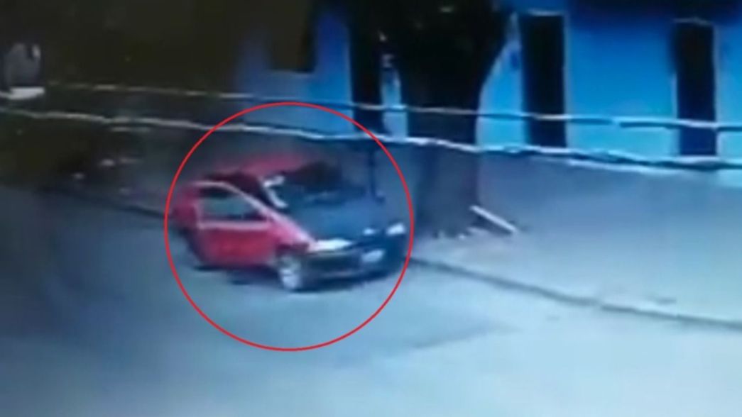 VIDEO: A plena luz del día, se robaron un auto estacionado en la calle y quedaron filmados