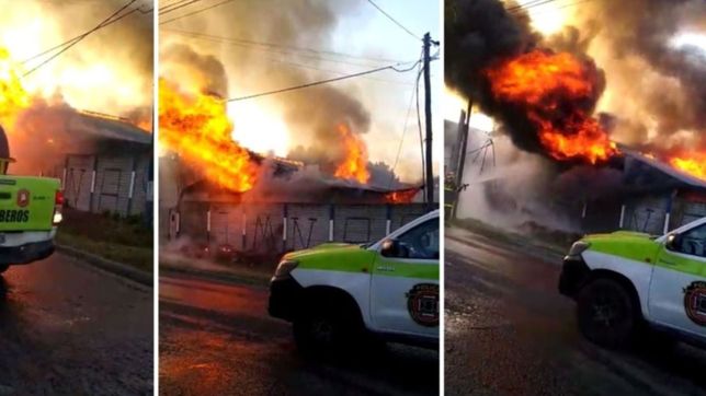 video: un tremendo incendio destruyo una casa y dejo a una familia en la calle