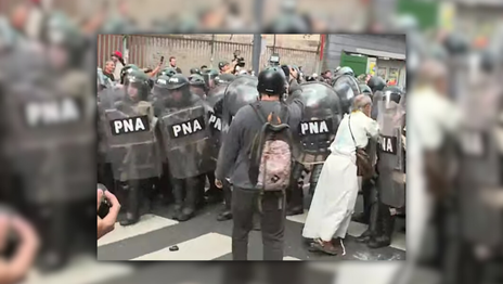 Tensión, incidentes y sacerdotes golpeados en una nueva marcha de jubilados