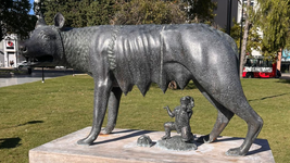 desaparecio de plaza italia una de las figuras de la estatua de romulo y remo inaugurada en 2025 desaparecio de plaza italia una de las figuras de la estatua de romulo y remo inaugurada en 2025