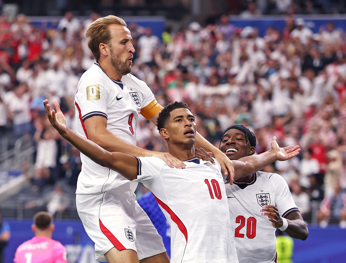  Jude Bellingham y Harry Kane, festejan uno de los goles de Inglaterra.