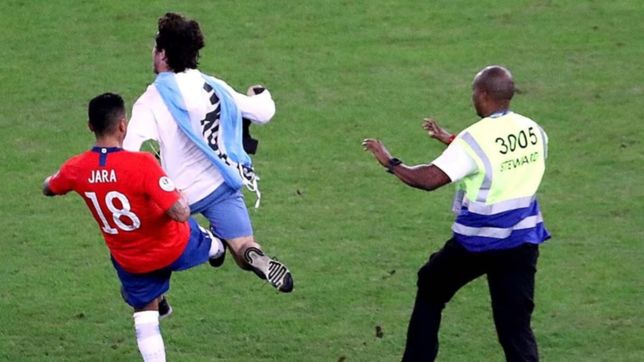 gonzalo jara le pego una patada al hombre pollo y ahora podrian sancionarlo