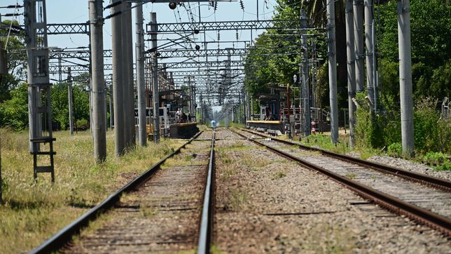 una persona murio en las vias del roca y el ramal la plata funciona con servicio limitado