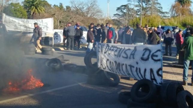 trabajadores de la papelera de ringuelet cortan camino centenario y 515