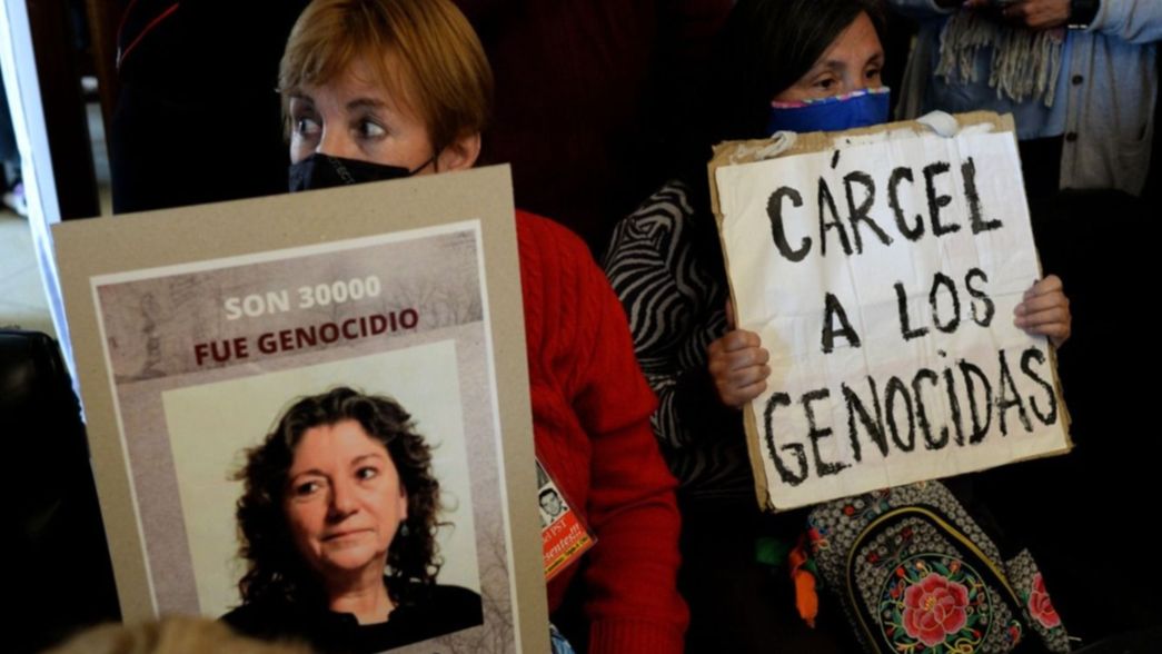 Las medidas reparatorias que ordenó el tribunal que condenó a Etchecolatz y Garachico