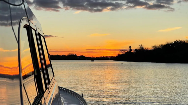 delta nocturno, navegacion a vela y puesta del sol en yate: todas las actividades para disfrutar de berisso